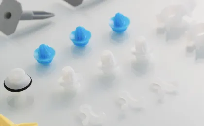 射出成形の作業風景